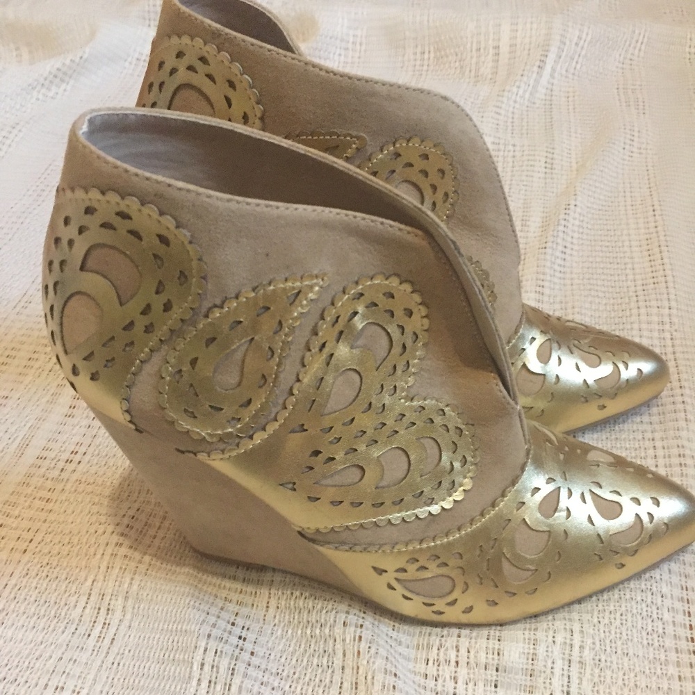 June By June Ambrose Gold Wedges - Picture 3 of 7